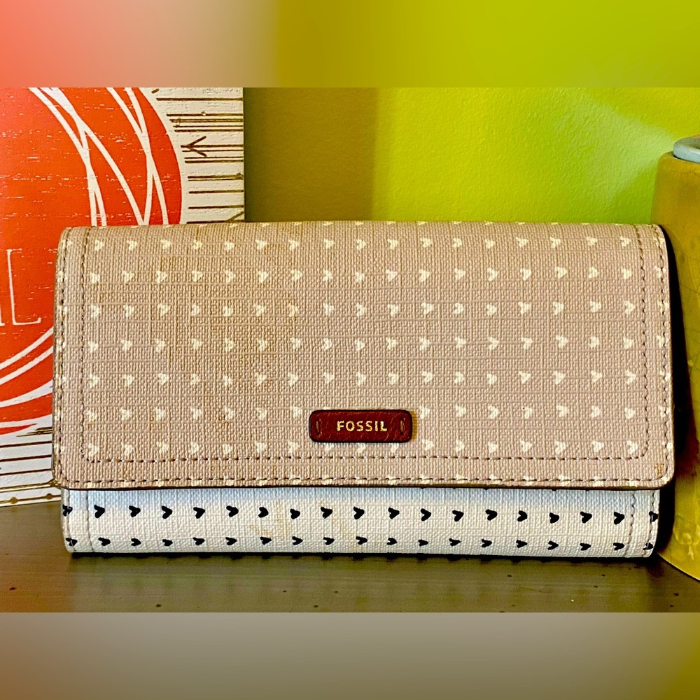 NWT Fossil  * Logan Flap Heart *Wallet